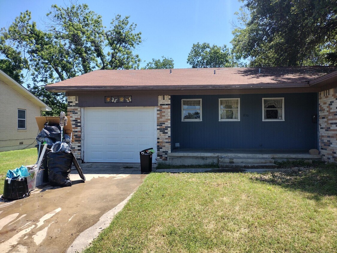 Foto principal - 1210 Cedar Dr