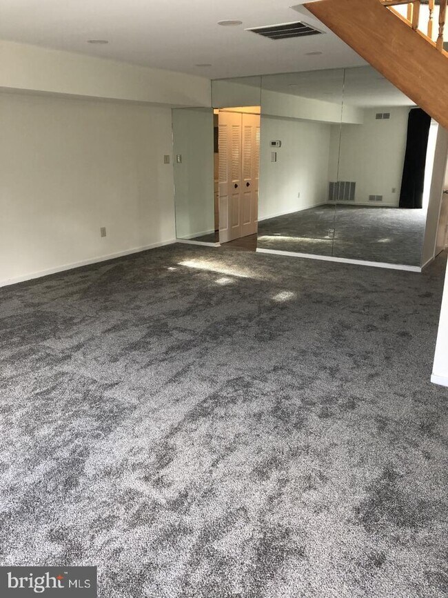 Foto del edificio - 1502 Russett Dr