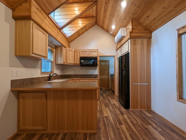 Foto del edificio - Private 1 bed/1 bath Cabin in gated resort with view of Rainier