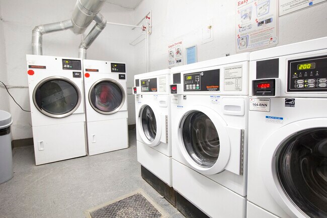 Foto del edificio - 2375 E 3rd St