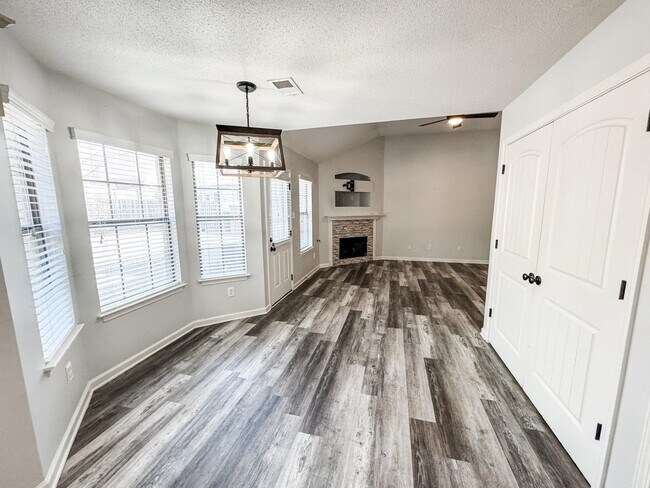 Foto del edificio - 1645 Sawmill Creek Ln