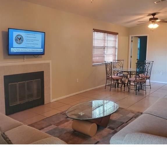 Sala de estar - 3822 59th Ave W