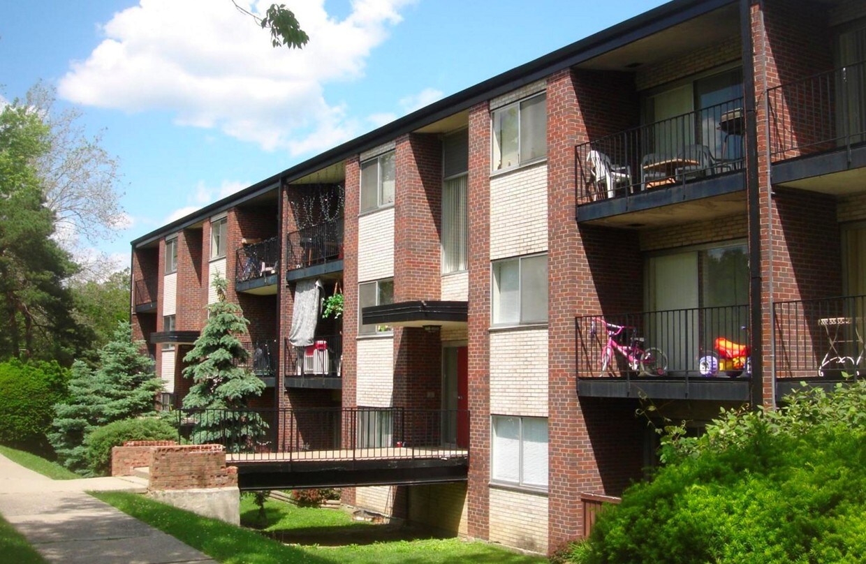 The building is convenient to bus lines - 5530 Hamilton Ave