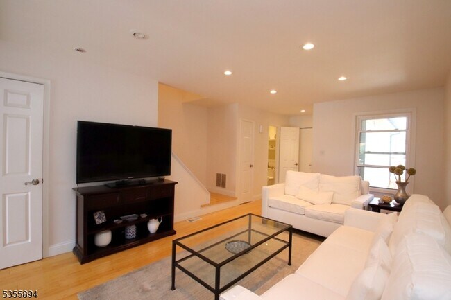 Foto del edificio - 829 Poplar Ct