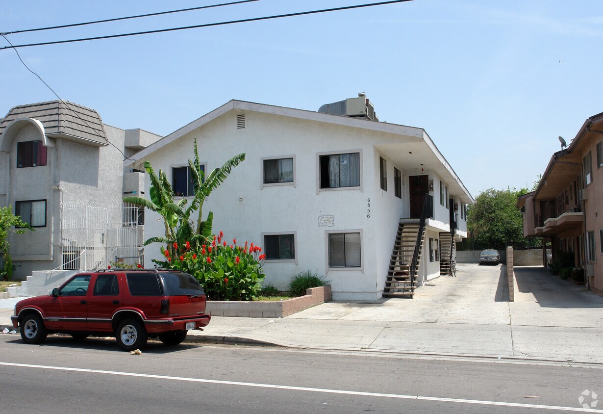 Foto principal - 6856 Woodley Ave