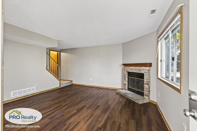 Building Photo - 3 Bedroom End Unit Townhouse