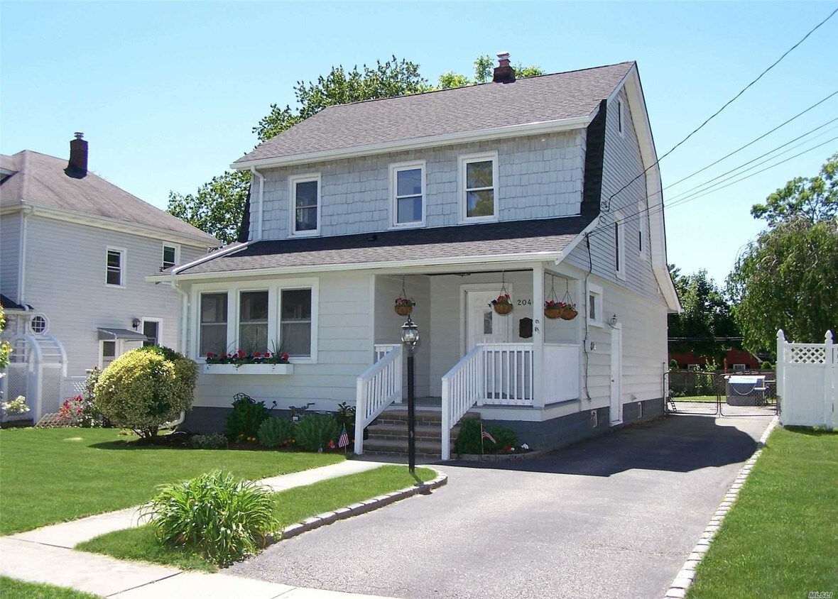 Primary Photo - 2046 Oakmere Dr