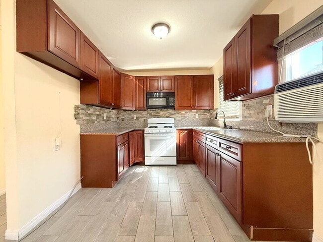 Foto del edificio - 1235 W Florence Ave