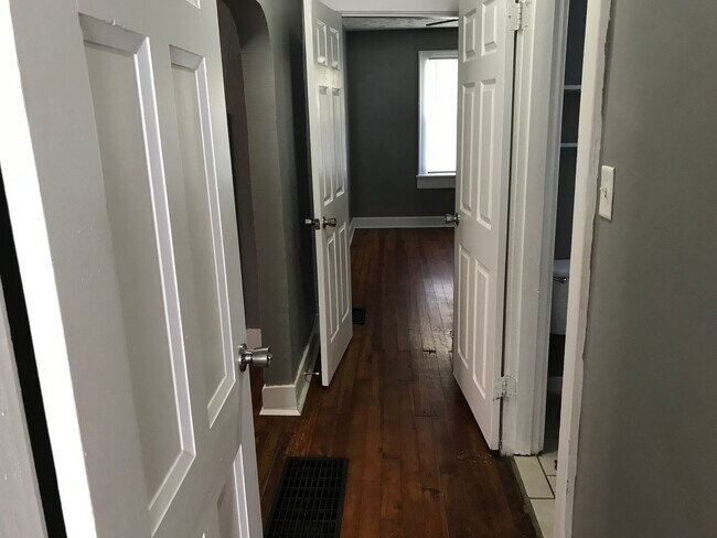 Building Photo - Southeast Indy - 2 BR