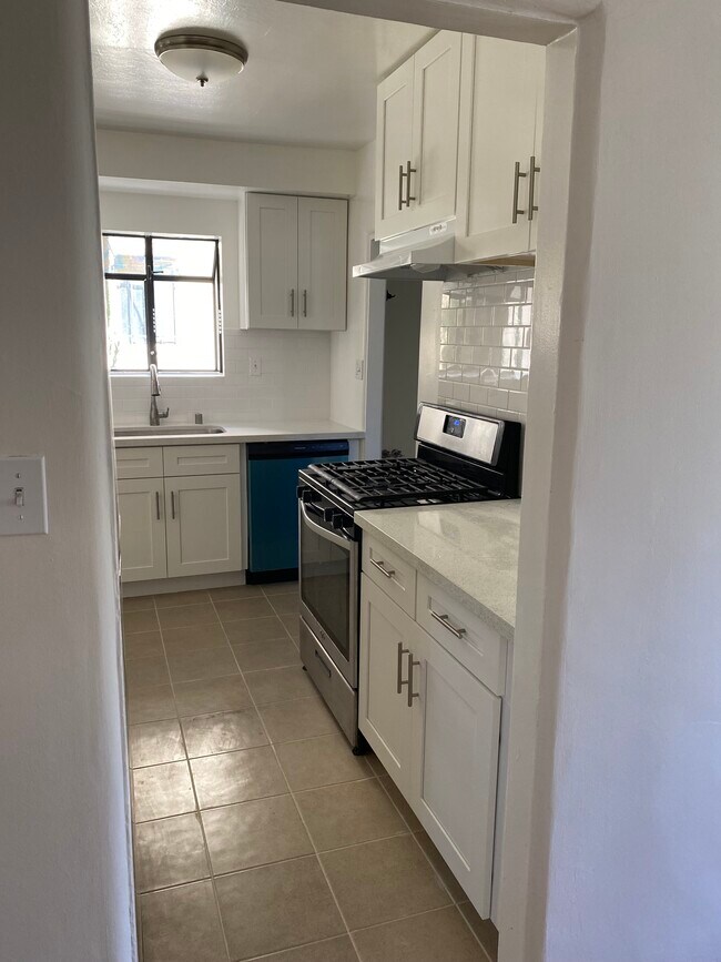 Kitchen - 6910 Clinton St