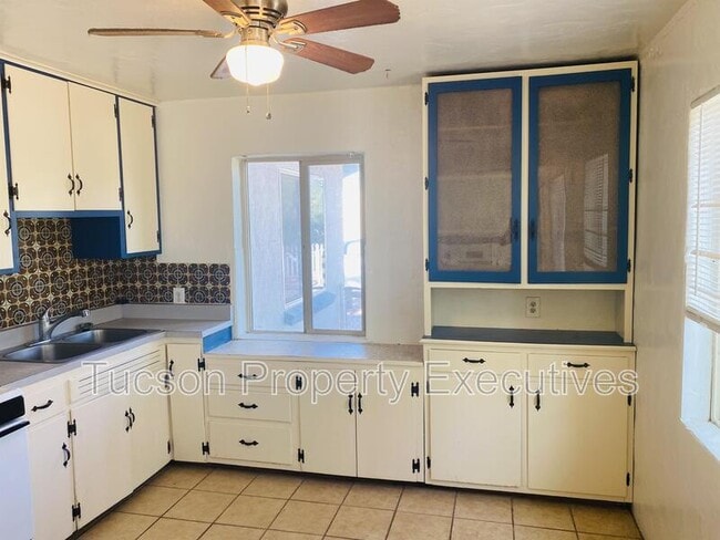 Building Photo - 443 E Delano St