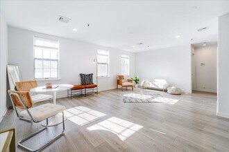 Building Photo - 1024 Clinton St