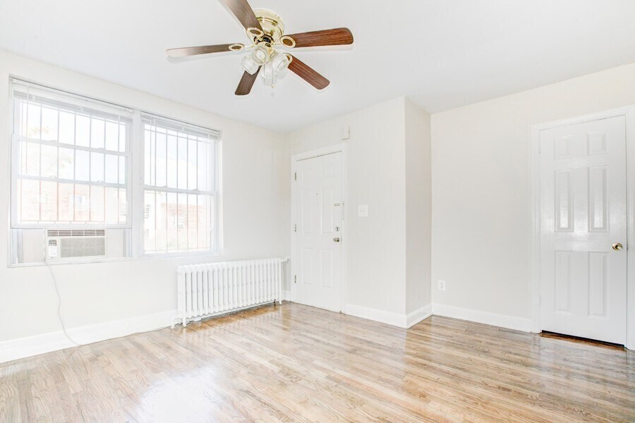 Foto principal - 928 19th St NE