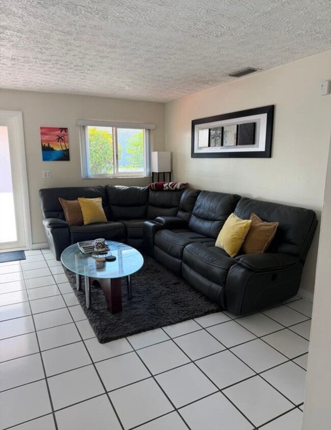 Foto del edificio - Private Bedroom w/ Private Bath in Spacious 1,100 Sq Ft Home – Prime Location