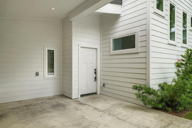 Building Photo - 4805 Sara Dr