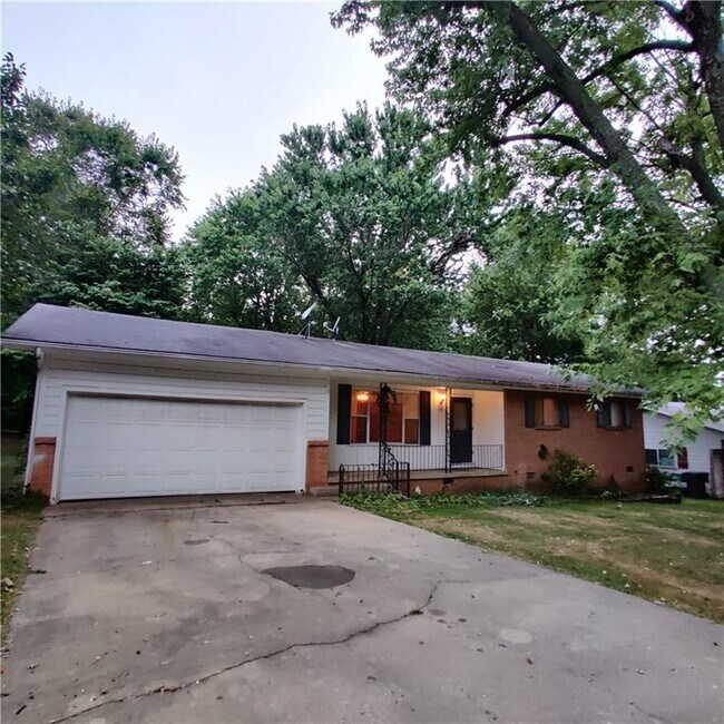 Building Photo - 1351 N Stephens Ave