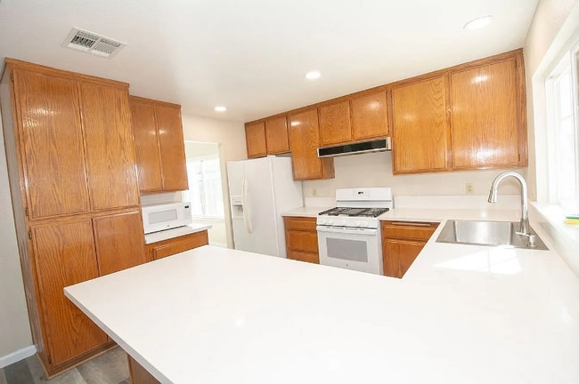 Foto del edificio - 7582 Lime Ave