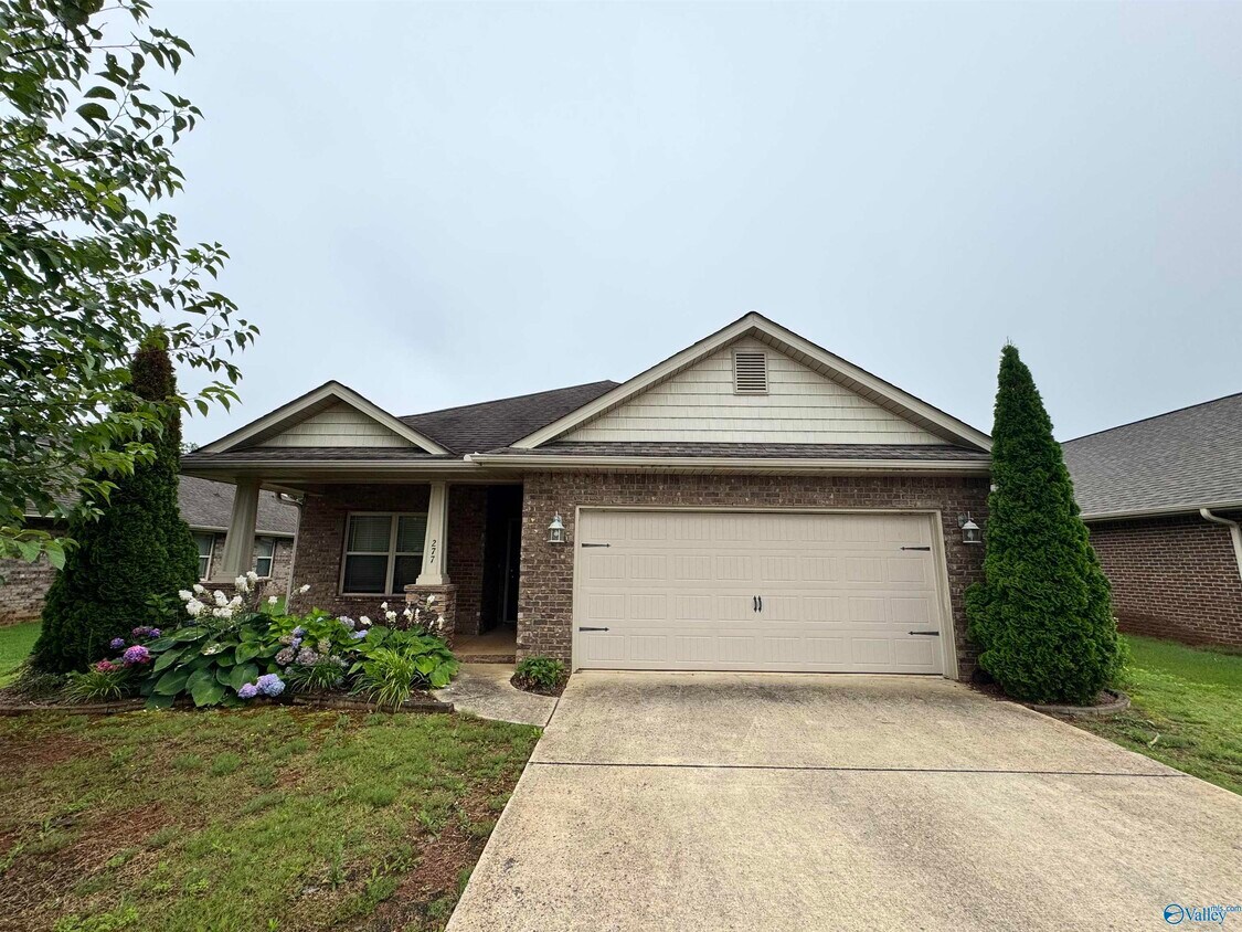 Foto principal - 277 New Bristol Ln