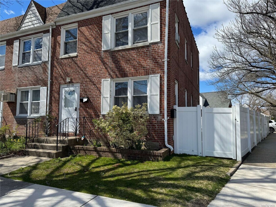 Primary Photo - 255-29 E Williston Ave