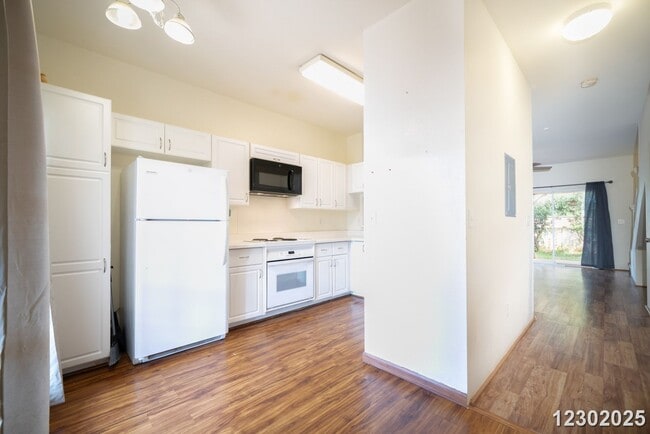 Foto del edificio - 2 Bd, 2.5 Ba, 2Pkg Pet Friendly  Village on the Green $2700