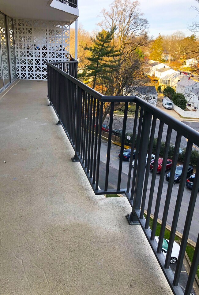 balcony - 3333 University Blvd W
