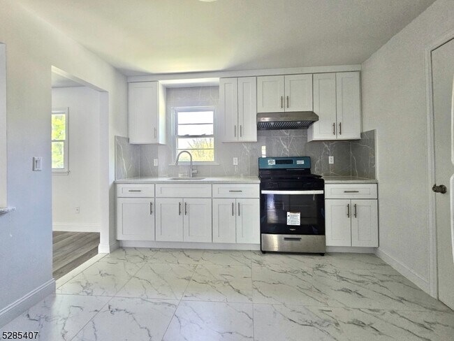 Foto del edificio - 317 Trotting Rd