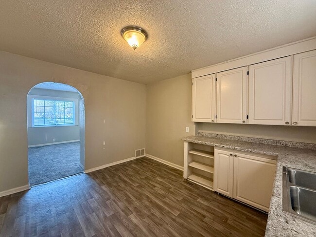 Building Photo - 713 S Oliver Ave