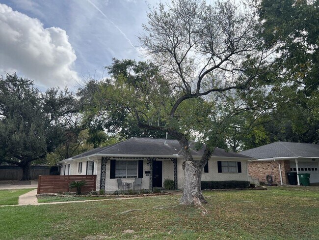 Foto del edificio - 1820 Pine Village Dr