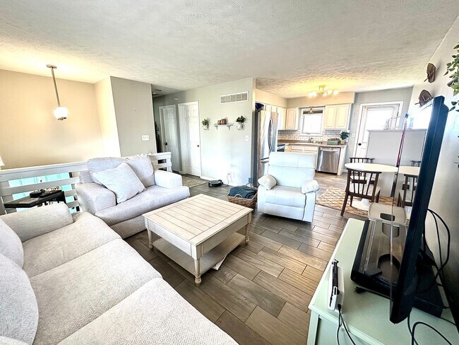 Foto del edificio - Charming and Updated 2 Bedroom House Avail...