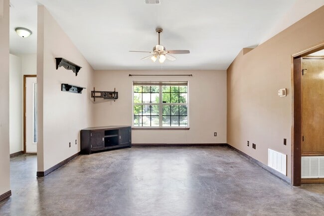 Building Photo - Well-Maintained Home with 2-Car Garage & Screened Back Porch in Central Location