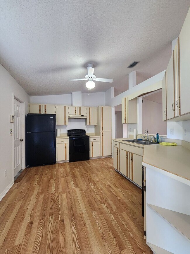 Building Photo - 3 Bedroom 2 Bath Single Family Home in Sou...