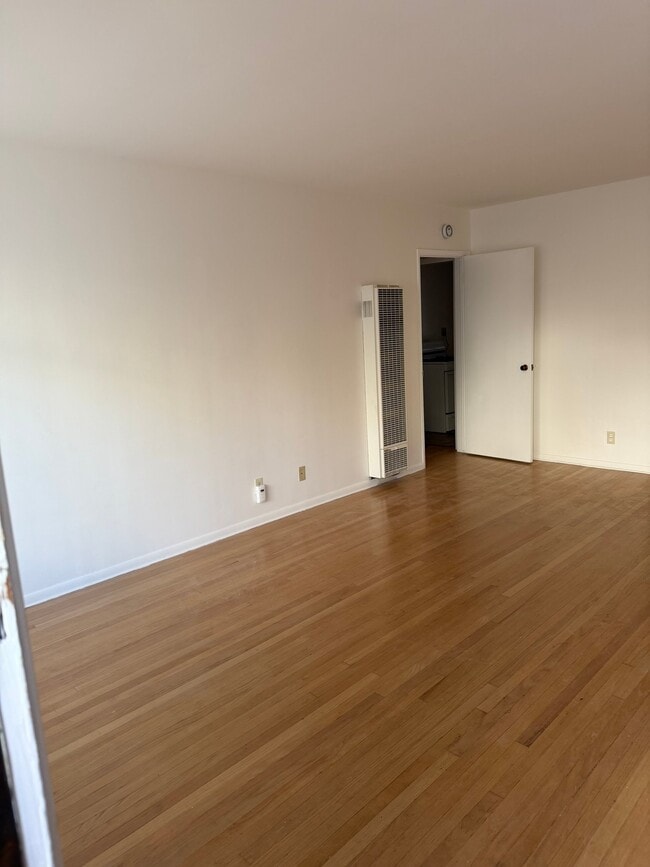 Building Photo - 918 W Huntington Dr