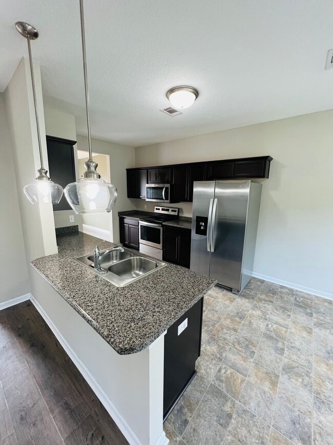 Foto del edificio - AVAILABLE NOW!