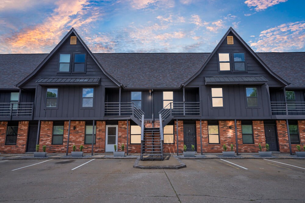 Foto principal - 3711 S Indianapolis Ave
