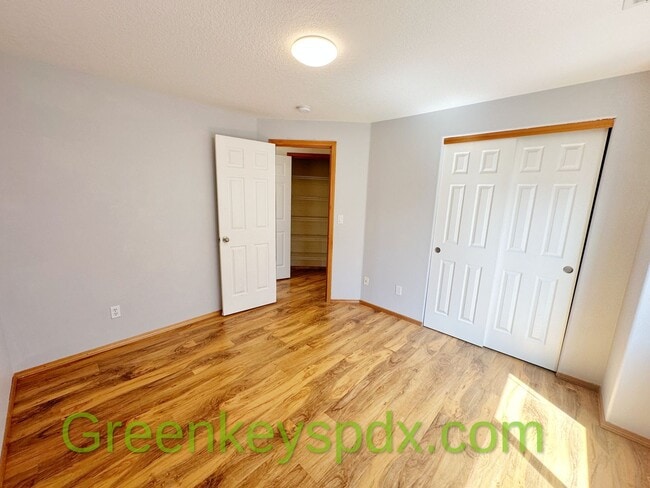 Building Photo - Awesome 3-bedroom 2.5-bathroom house in NE...