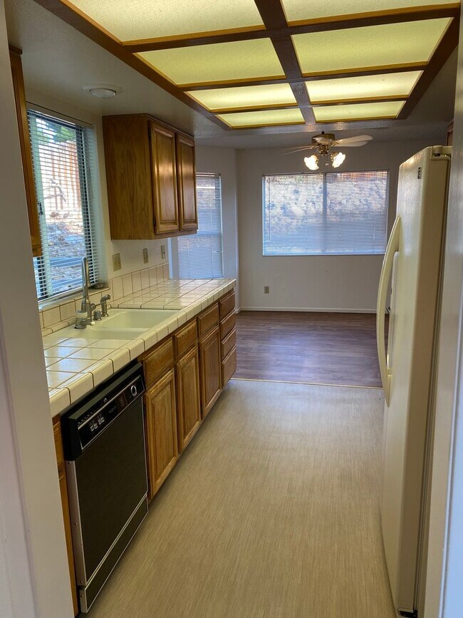 Foto del edificio - Spacious 4 Bed Home with 3 Car Garage off of Vista!!!!!