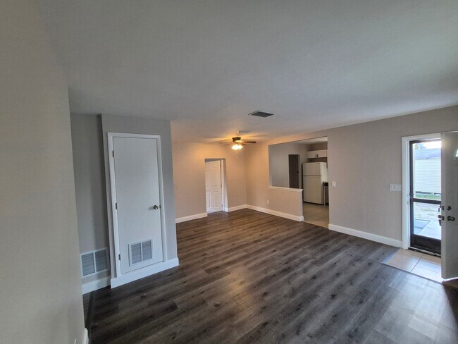 Foto del edificio - 7071 Holiday Dr