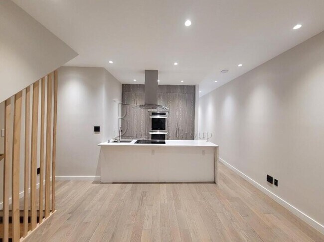 Photo - 3 bedroom in ASTORIA NY 11103 Apartment