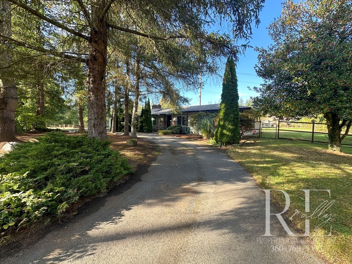 Foto principal - Mid-Century Modern Dream Home with Chef’s ...