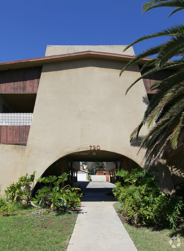 Building Photo - 720 N Victoria Ave