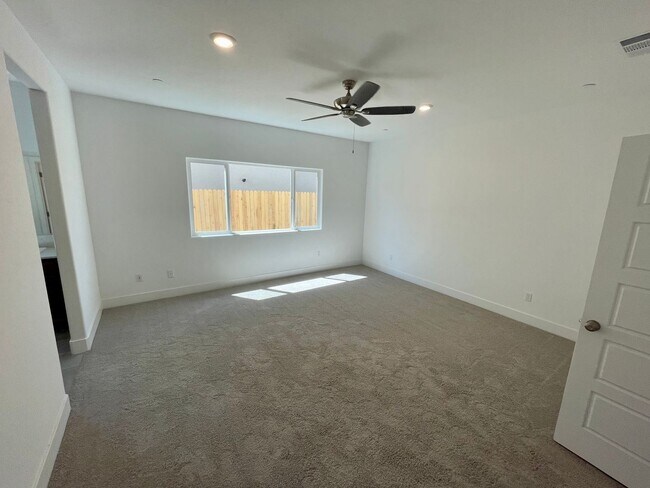 Foto del edificio - 3 br, 2 bath House - 370 N Laverne Ave