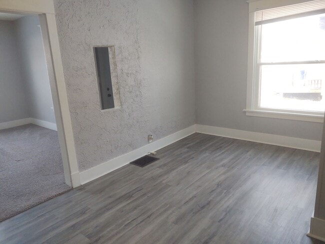 Building Photo - SW 201/203  E Locust