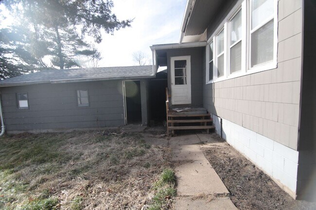 Building Photo - Charm, Convenience, and Pet-Friendly Livin...