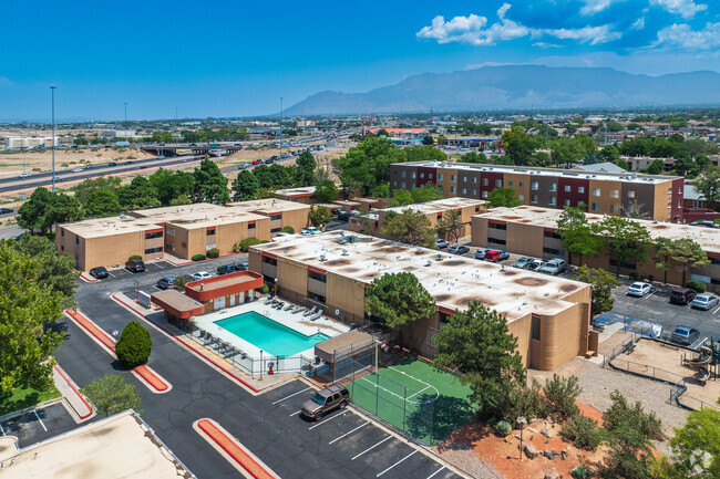 Ángulo del contexto comunitario 1 - Desert Creek Apartments