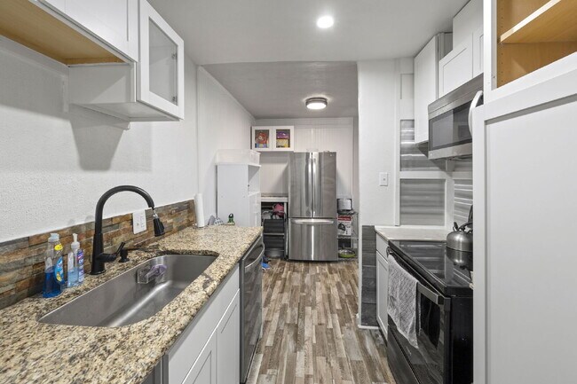 Foto del edificio - Live Above It All at the Satellite Condo 1 bed 1 bath!
