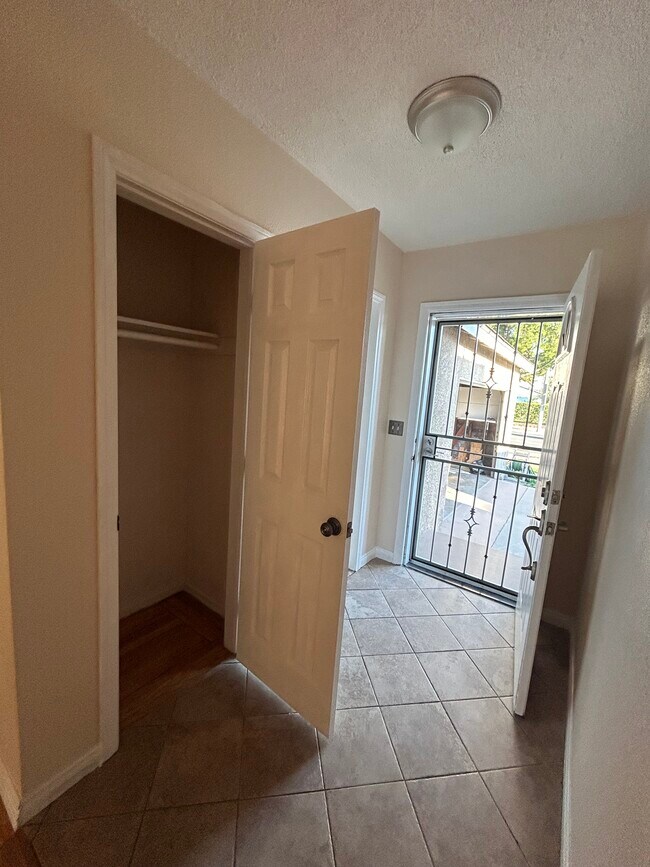 Foto del edificio - 8591 Crescent Ave