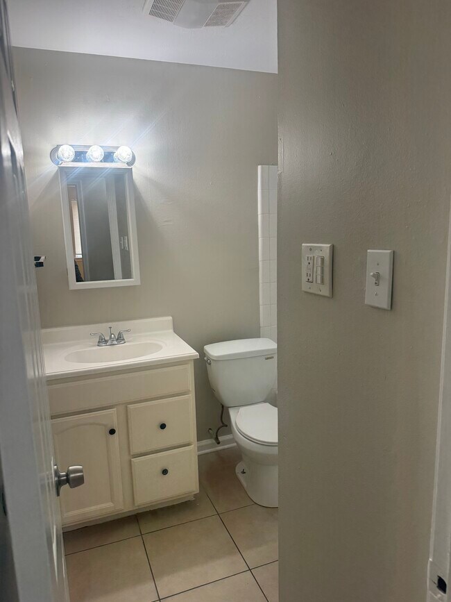 Building Photo - 8832 Dinkins St