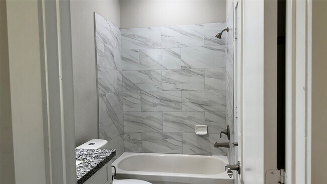 Foto del edificio - 24735 Waterford St