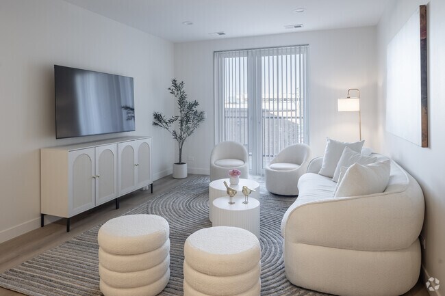 2 habitaciones, 2 baños - 1461 pies cuadrados - Sala de estar - The Grandstone by Nea Maya