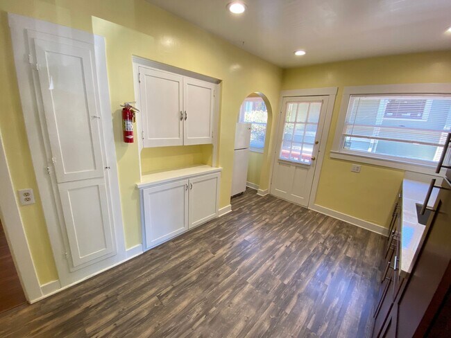 Building Photo - PRINCE STREET Triplex